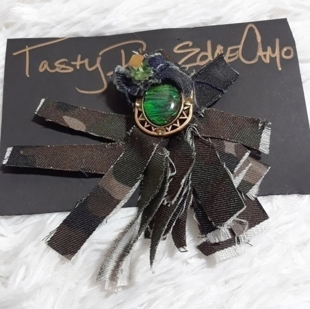 Tasty Raw Edge Denim & Camo Head Wrap Queen Pin